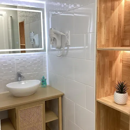 Somea 110m2 Climatisé, Parking, Proche Sanctuaire Apartamento *