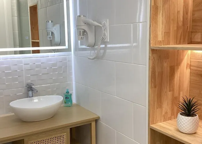 Somea 110m2 Climatise, Parking, Proche Sanctuaire Appartement *